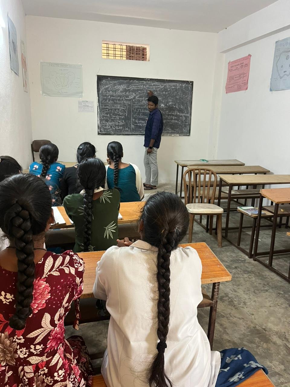 srithirumalaanm college images students and teacher lecturing